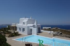 Πολυτελής κατοικία, κυκλαδίτικης αρχιτεκτονικής διατίθεται προς πώληση στην Μύκονο, περιοχή Χουλάκια