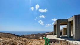 Κυκλάδες, νήσος Κέα, Πέρα Μεριά, διατίθεται προς πώληση, οικόπεδο με τέσσερεις ημιτελείς κατοικίες