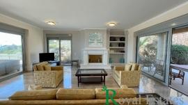 Εντυπωσιακή βίλα στα Δικαστικά, με εκπληκτική θέα στον Νότιο Ευβοϊκό Κόλπο με άμεση πρόσβαση στην παραλία, προς πώληση