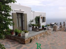 Καταπληκτική μονοκατοικία πωλείται στην Σίφνο με μοναδική θέα πρός την θάλασσα Καταπληκτική μονοκατοικία πωλείται στην Σίφνο με μοναδική θέα πρός την θάλασσα