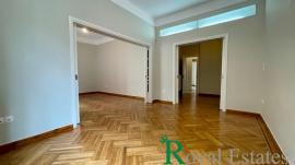 Πωλείται Διαμέρισμα στην Αθήνα, Περιοχή Εξάρχεια, επί της οδού Σόλωνος.