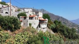 Πέτρινη μονοκατοικία Μανιάτικης αρχιτεκτονικής, διατίθεται προς πώληση στο Έξω Νύμφιο, Ανατολική Μάνη, Λακωνία, Πελοπόννησος
