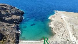 Κυκλάδες, νήσος Άνδρος, παραλία Αποθήκες, διατίθεται έκταση προς πώληση, με θέα στο Αιγαίο Πέλαγος