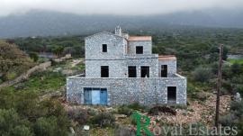 Πωλείται Παραδοσιακή Πέτρινη Μονοκατοικία στην Περιοχή Μαρματσούκα, πλησίον Αρεόπολης, Νομός Λακωνίας.