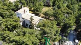 Μονοκατοικία, ιδιαίτερου χαρακτήρα, προς Πώληση στην Πεντέλη, περιοχή Καλίσια