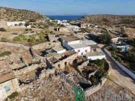 Κυκλάδες, νήσος Σχοινούσα, περιοχή Μεσαριά | Οικόπεδο εντός οικισμού με ερειπωμένα κτίσματα, προς πώληση